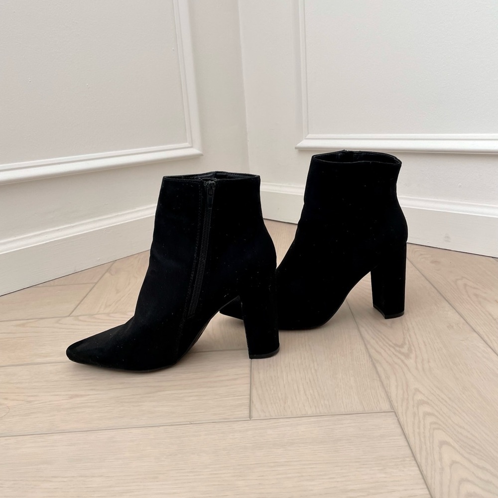 Black Heeled Ankle Bootie!
